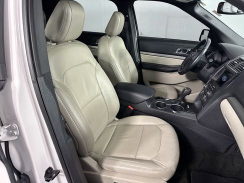 Used 2018 Ford Explorer XLT w/ Equipment Group 202A FWD image 8