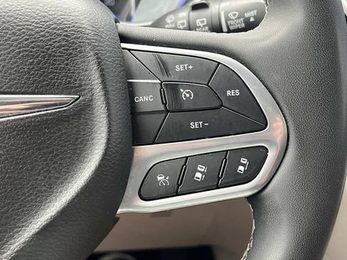 Used 2022 Chrysler Pacifica Touring-L FWD image 27