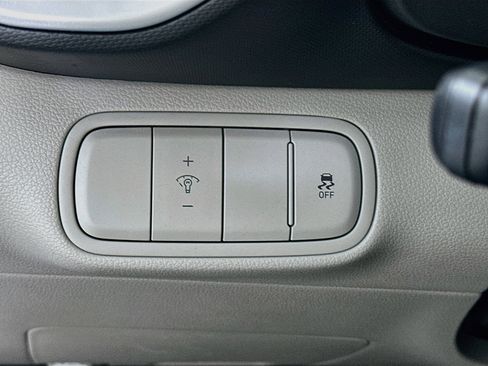 Used 2025 Hyundai Venue SEL FWD image 17