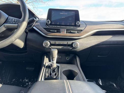 Used 2025 Nissan Altima 2.5 SV image 18