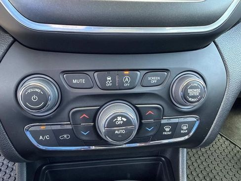 Used 2023 Jeep Cherokee Trailhawk w/ Trailer Tow Group AWD/4WD image 27