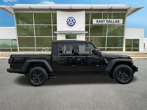 Used 2023 Jeep Gladiator Sport image 3