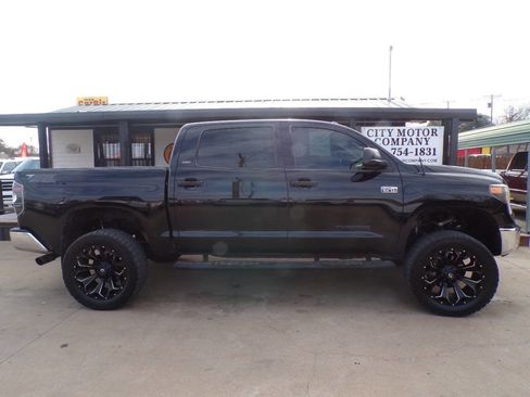Used 2017 Toyota Tundra SR5 image 1