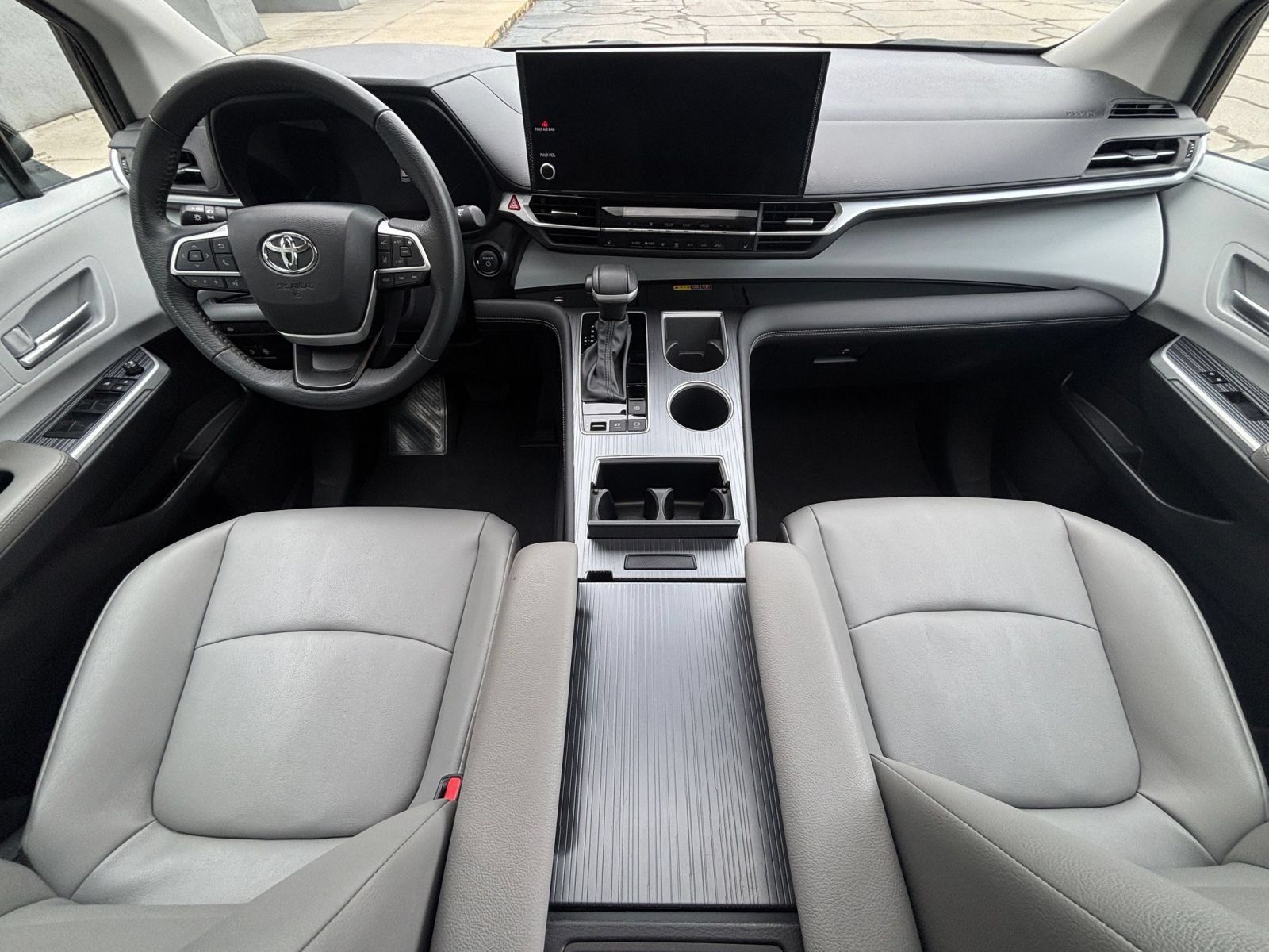Used 2025 Toyota Sienna XLE FWD image 35