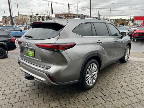 New 2026 Toyota Highlander Platinum image 5