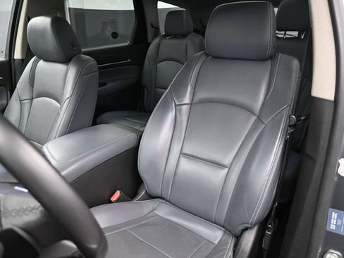 Used 2019 Buick Enclave Essence FWD image 11