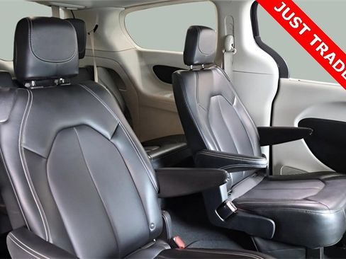 Used 2024 Chrysler Pacifica Touring-L image 22