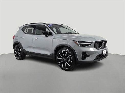 Used 2024 Volvo XC40 B5 Ultimate w/ Protection Package Premier image 8