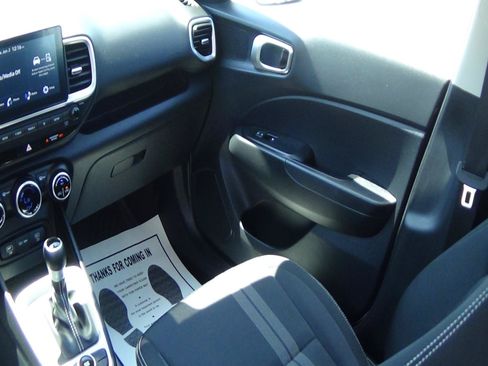 Used 2025 Hyundai Venue SEL FWD image 13