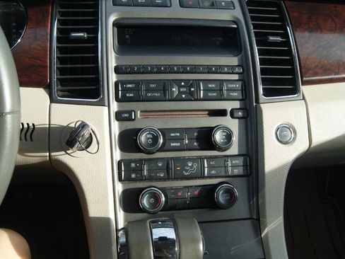 Used 2010 Ford Taurus SEL image 15