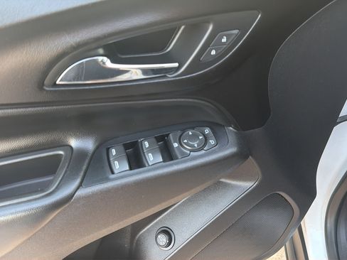 Used 2018 Chevrolet Equinox LT FWD image 22