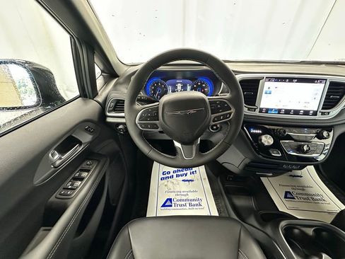 New 2025 Chrysler Pacifica Select w/ Fav Edition Package image 14