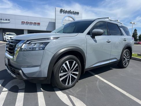 Used 2024 Nissan Pathfinder Platinum w/ Cargo Package FWD image 5
