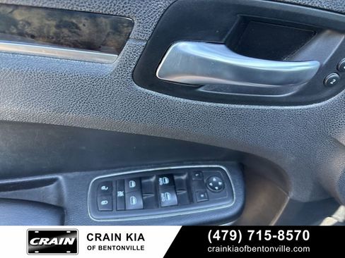 Used 2017 Chrysler 300 C RWD image 33