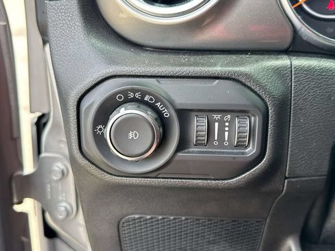 Used 2019 Jeep Wrangler Unlimited Sahara w/ Safety Group AWD/4WD image 28
