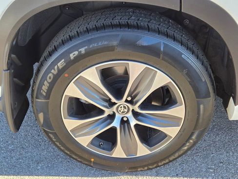 Used 2022 Toyota Highlander XLE image 10