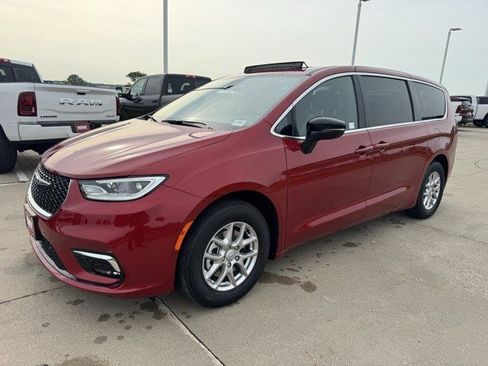 New 2026 Chrysler Pacifica Select image 3