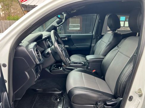 Used 2017 Toyota Tacoma TRD Off-Road image 10