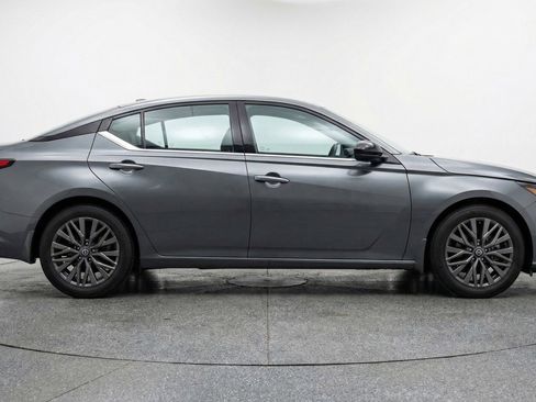 Used 2025 Nissan Altima 2.5 SV image 8