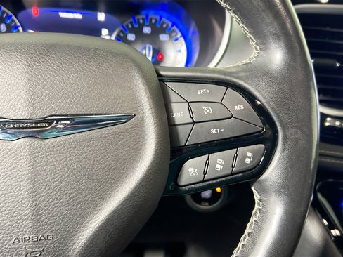 Used 2021 Chrysler Pacifica Touring-L w/ S Appearance Package image 19