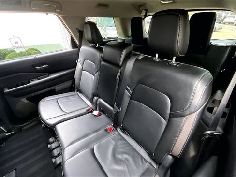 Used 2023 Nissan Pathfinder SL w/ Black Appearance Package image 17