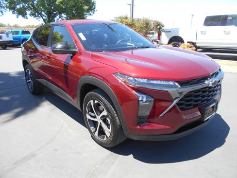 Used 2025 Chevrolet Trax RS w/ Driver Confidence Package FWD image 6