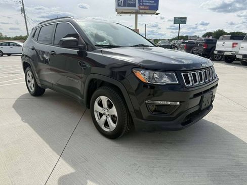 Used 2018 Jeep Compass Latitude w/ Cold Weather Group AWD/4WD image 7