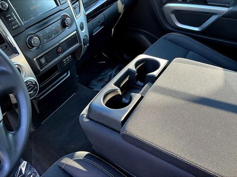 Used 2019 Nissan Titan SV image 16