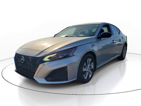 Used 2024 Nissan Altima 2.5 S FWD image 3
