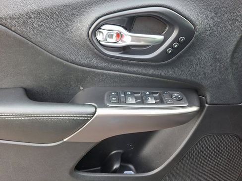 Used 2019 Jeep Cherokee Limited image 12