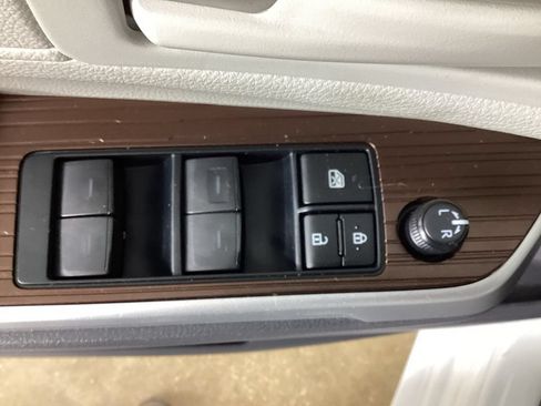 Used 2024 Toyota Sienna LE FWD image 17
