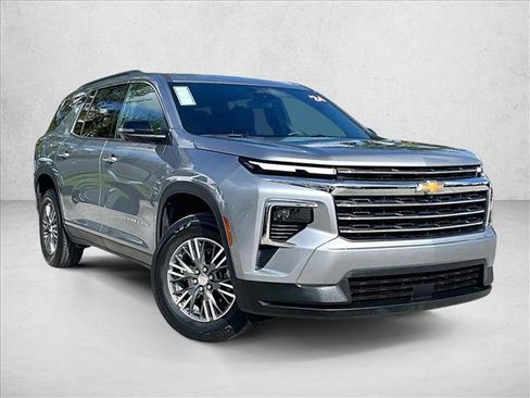 Used 2024 Chevrolet Traverse LT FWD image 12