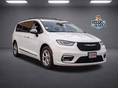 Used 2023 Chrysler Pacifica Limited image 2