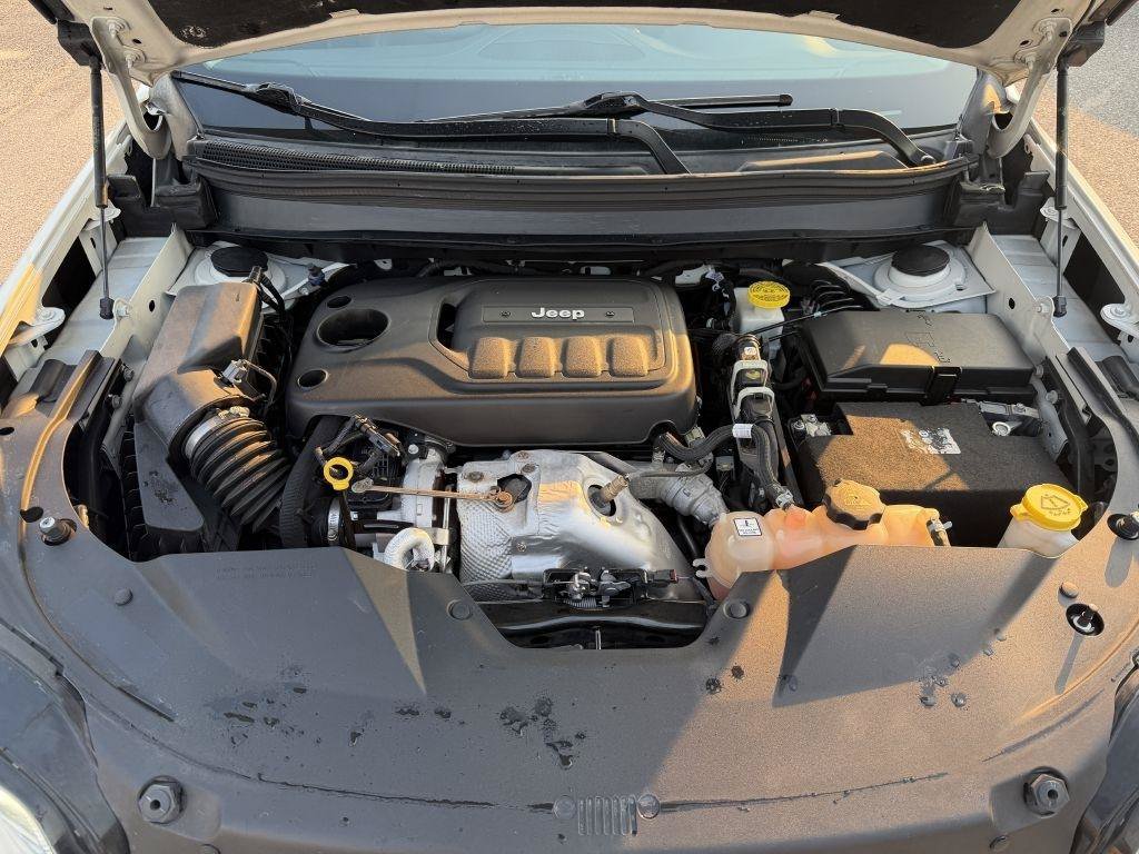 Used 2019 Jeep Cherokee Latitude Plus AWD/4WD image 15