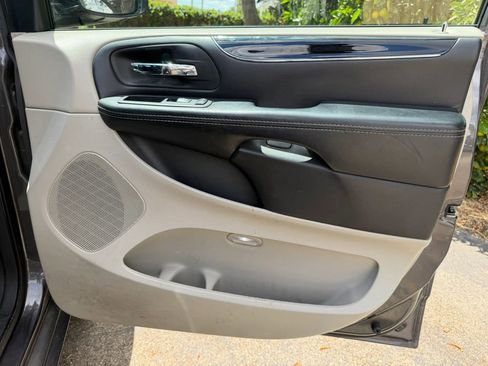 Used 2017 Dodge Grand Caravan SXT image 15