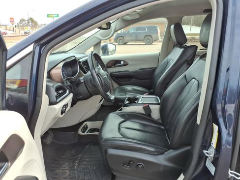 Used 2017 Chrysler Pacifica Touring-L Plus image 10