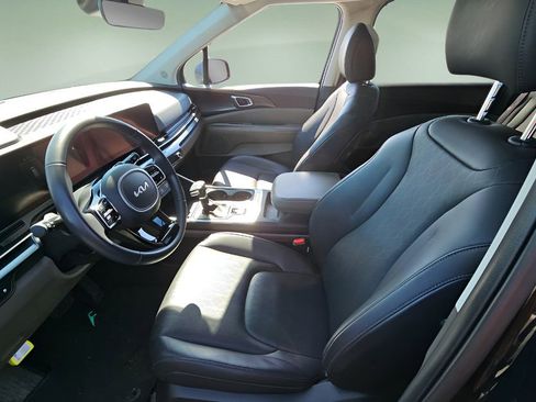 Used 2025 Kia Carnival FWD image 5