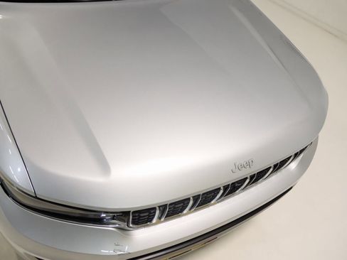 Used 2024 Jeep Grand Cherokee L Limited w/ Luxury Tech Group II image 23