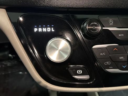 Used 2020 Chrysler Pacifica Touring-L FWD image 12