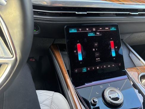 Used 2025 Cadillac Escalade ESV Sport Platinum image 5