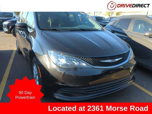Used 2017 Chrysler Pacifica Touring FWD image 1