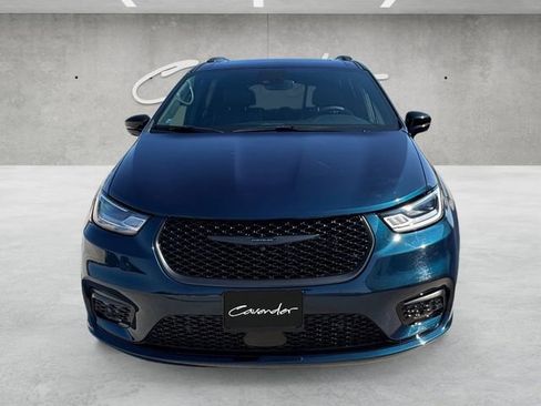 Used 2023 Chrysler Pacifica Limited w/ Uconnect Theater Family Group image 18