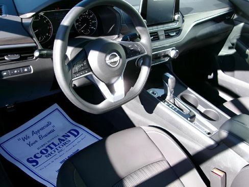 Used 2025 Nissan Altima 2.5 SV FWD image 12