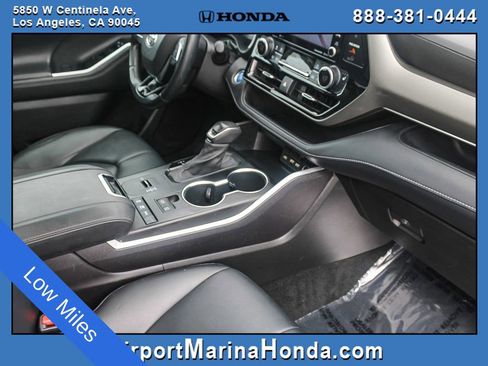 Used 2021 Toyota Highlander XLE image 23