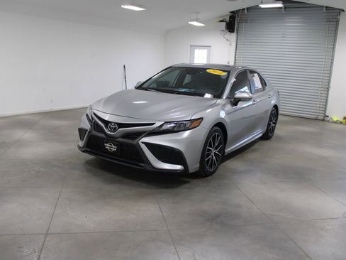 Used 2023 Toyota Camry SE image 4