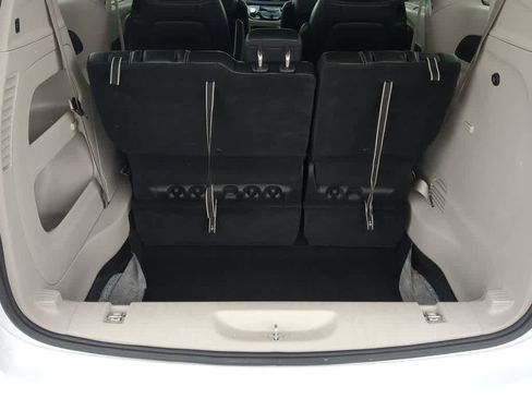 Used 2024 Chrysler Pacifica Touring-L image 31