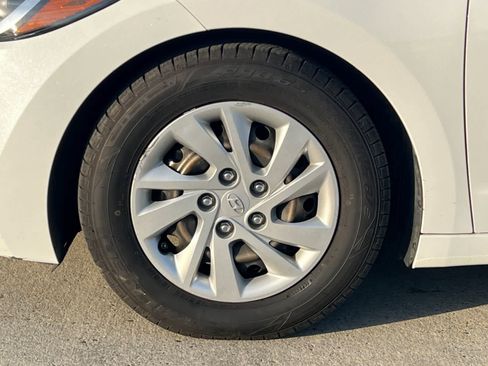 Used 2018 Hyundai Elantra SE image 23