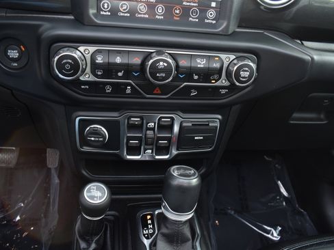 Used 2019 Jeep Wrangler Unlimited Sahara image 21