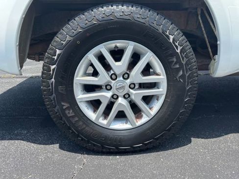 Used 2015 Nissan Frontier SV image 11