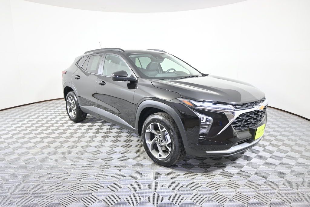 Used 2025 Chevrolet Trax LT FWD image 9